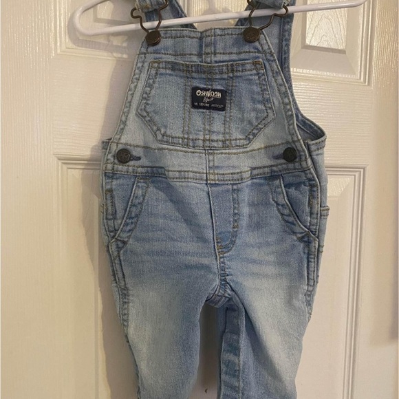 Oshkosh B’Gosh Stretch Overalls - size 3 months - Picture 4 of 7